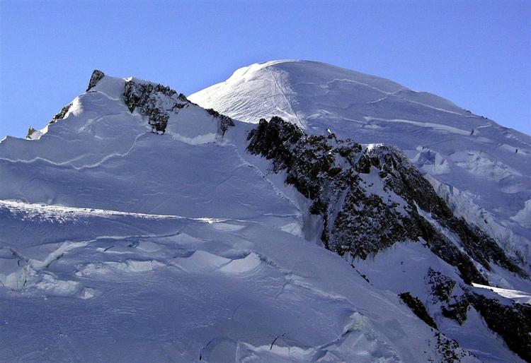 Redningsarbejdet på Mont Blanc er blevet indstillet på grund af frygt for nye laviner, og nu frygtes det, at ti bjergbestigere er omkommet. 