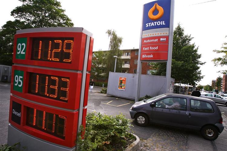 Politikerne skal ikke sætte benzinpriserne yderligere op ved hjælp af højere afgifter, mener et flertal af danskerne. Men mange vil gerne acceptere roadpricing. 