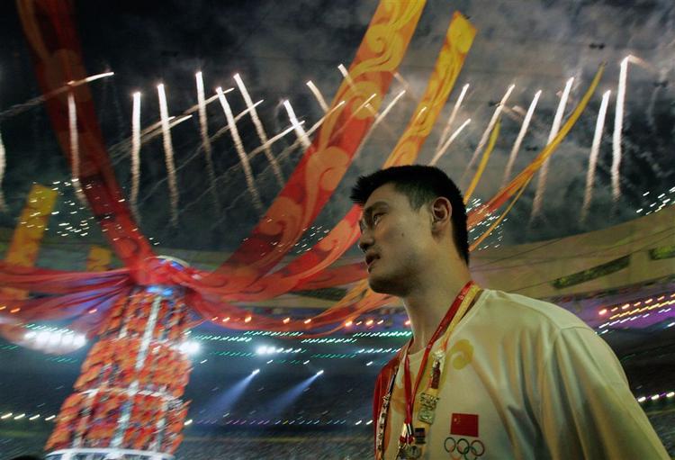 Kinas basketstjerne Yao Ming under den farvestrålende afskedsceremoni i Beijing. 