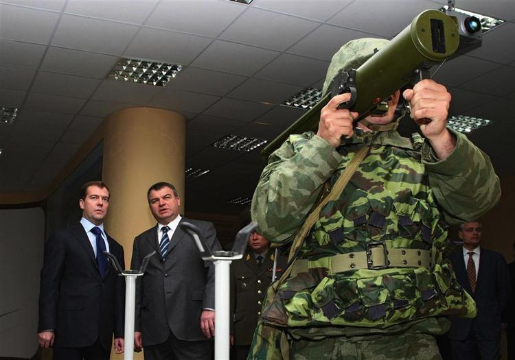 Ruslands præsident Dmitrij Medvedev (tv.) har nu parlamentets opbakning til at presse Georgien og dets vestlige allierede til indrømmelser i spørgsmålet om de to oprørsregioners status. Arkivfoto. 