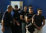 En israelsk vagt eskorterer nogle af de løsladte palæstinensiske fanger ud i friheden. 