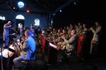 Klüvers bigband leverer velswingende standards på indspilningen med Jesper Thilo og Dennis Mackrel. 