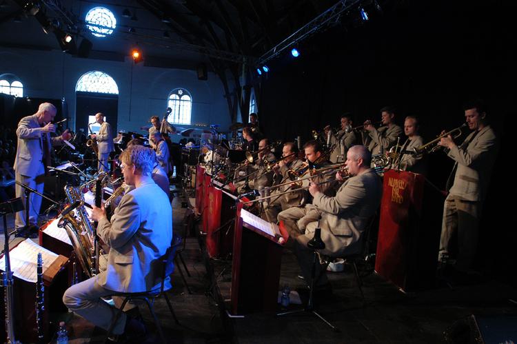 Klüvers bigband leverer velswingende standards på indspilningen med Jesper Thilo og Dennis Mackrel. 