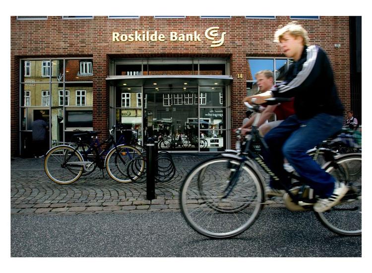 Historien om Roskilde Bank har nået et nyt nulpunkt, efter at Nationalbanken og Det Private Beredskab har opkøbt samtlige aktier i banken. 