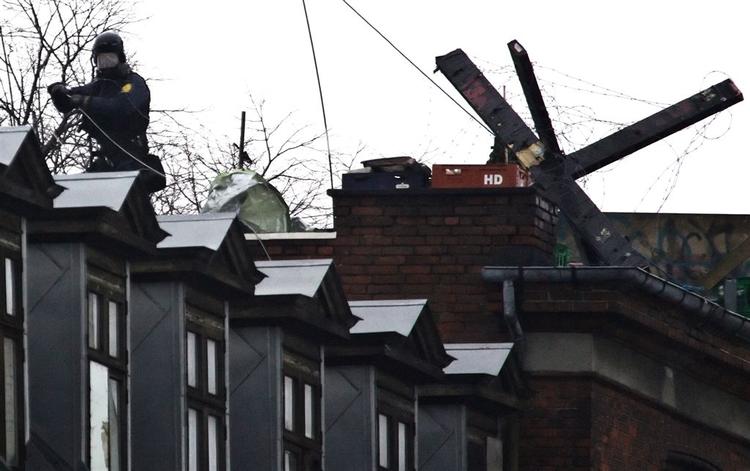 De unge blev taget på sengen, da Ungdomshuset blev ryddet i marts sidste år, hvor politiet fløj kampklædte betjente ind i helikoptere. 