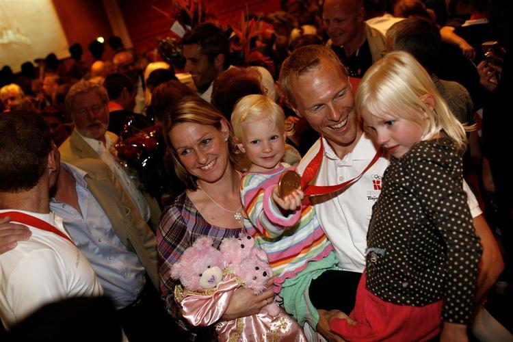 Roeren Eskild Ebbesen hilses velkommen hjem af sine døtre og hustruen Rikke Balschmidt Ebbesen. 