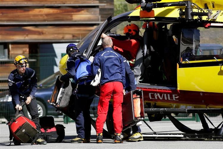En redningshelikopter opfangede i dag signaler fra apparater, der tilhørte de otte dræbte bjergbestigere, der søndag blev fanget af en lavine på Mont Blanc. 
