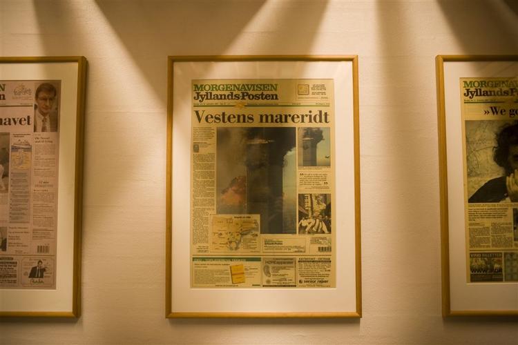 Forsider i dette format kan ikke længere opleves på Jyllands-Posten, som nu udkommer i tabloid-formatet. Arkivfoto. 