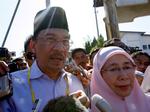 Malaysias oppositionsleder Anwar Ibrahim og konen Wan Azizah taler til journalister efter valget i Permatang Puah i Malaysia. 
