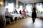 En glad tjener på Fakkegrav Badehotel i Stouby. 