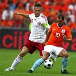 Martin Jørgensen ( i hvid trøje) i nærkamp med Hollands Wesley Sneijder i kampen i Eindhoven i maj 2008. 