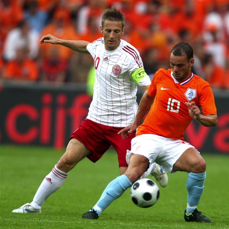Martin Jørgensen ( i hvid trøje) i nærkamp med Hollands Wesley Sneijder i kampen i Eindhoven i maj 2008. 