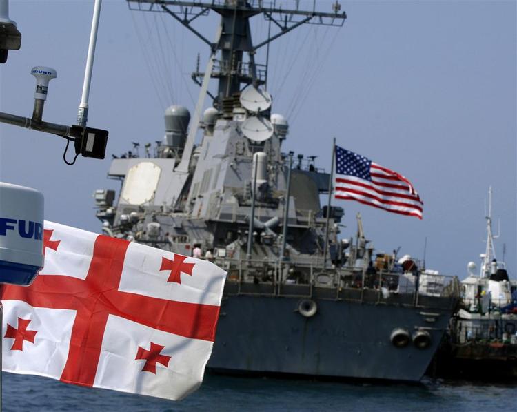 Den missilbevæbnede destroyer 'USS McFaul' i det vestlige Georgien 24. august. Fartøjet er nu på vej mod havnen i Poti, som er under russisk bevogtning. 