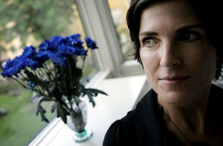 »Jeg må indrømme, at jeg også selv er en egoistisk skid. Jeg vil af et rent barnligt hjerte meget gerne hjælpe, men jeg kan også finde på at slukke for fjernsynet midt i en hungerkatastrofe«, siger Kirsten Hammann. 