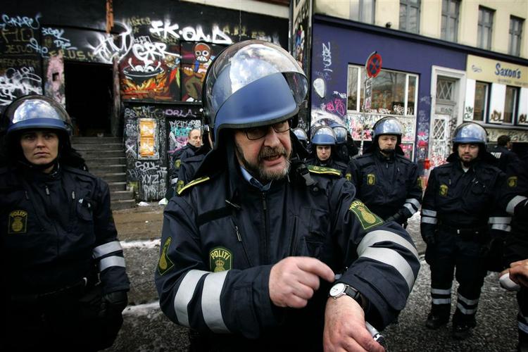 Politiet lod sig ikke præge af den ophidsede stemning, da Ungdomshuset blev ryddet, sagde en betjent fra aktionsstyrken i retten. 