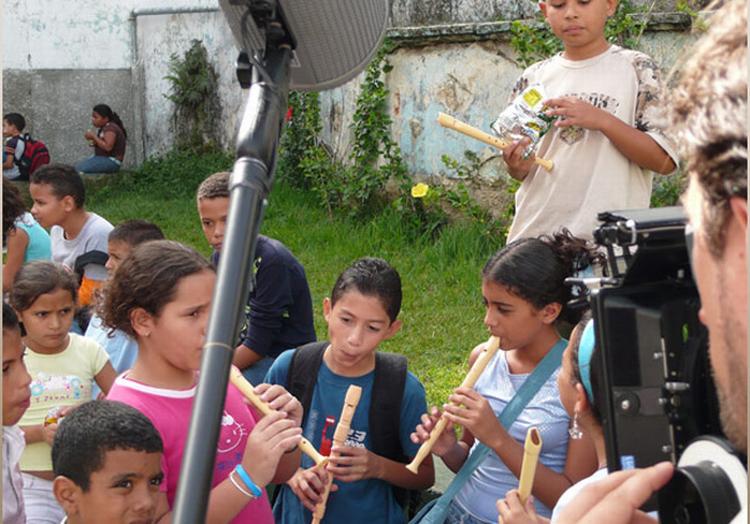 I Venezuela findes 200 børne- og ungdomsorkestre. Filmen følger eliteorkestret i hovedstaden Caracas. 