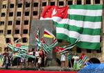 Demonstranter i Abkhasiens største by Sukhumi kræver uafhængighed fra Gerogien. 