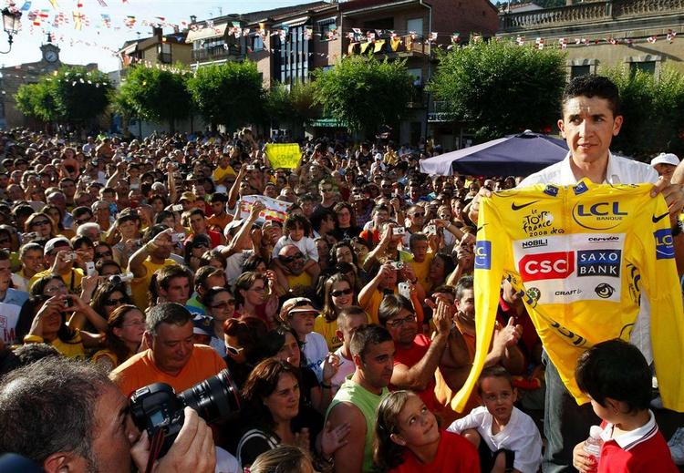 Carlos Sastre viser den gule trøje fra Tour-sejren frem til borgerne i hans hjemby El Barraco i Spanien. Nu optræder den lille spanier snart i Vuelta'en i hjemlandet. Arkivfoto. 