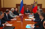 Præsident Medvedev for bordenden under regeringsmødet i Sotji, hvor også hans forgænger, den nuværende ministerpræsident Putin (nr. 4 fra venstre) deltog. 