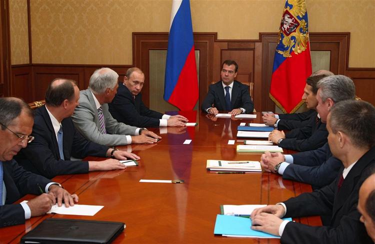Præsident Medvedev for bordenden under regeringsmødet i Sotji, hvor også hans forgænger, den nuværende ministerpræsident Putin (nr. 4 fra venstre) deltog. 