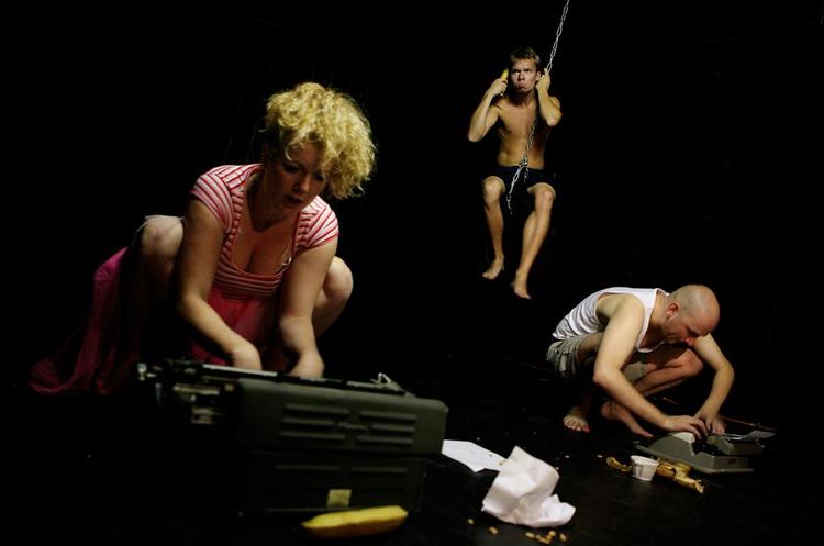 Her er det Rosenteatret i Århus, der opfører 'Et spørgsmål om timing'. 