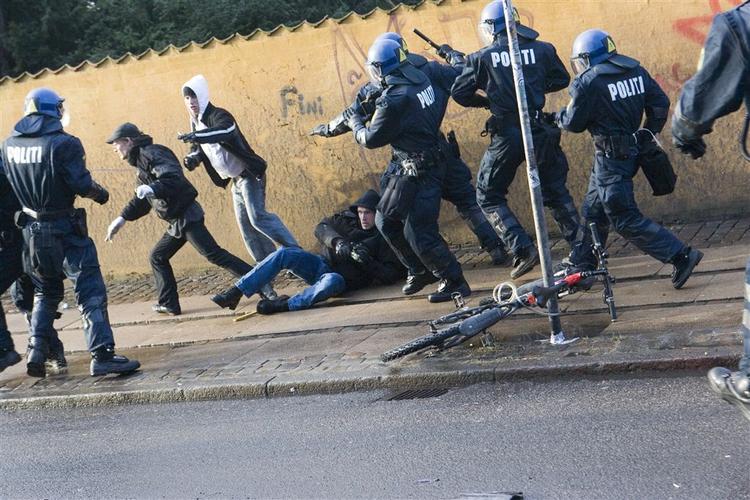 Det gik voldsomt til, da ungdomshuset på Jagtvej i København blev ryddet sidste år. Nu slås forsvarerne og anklagerne verbalt i retten. 