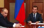 Den russiske præsident Dmitri Medvedev (t.h.)skal bremses nu, hvis Vesten vil have indflydelse med Ruslands udenrigspolitik i de kommende år, mener dansk ekspert. 