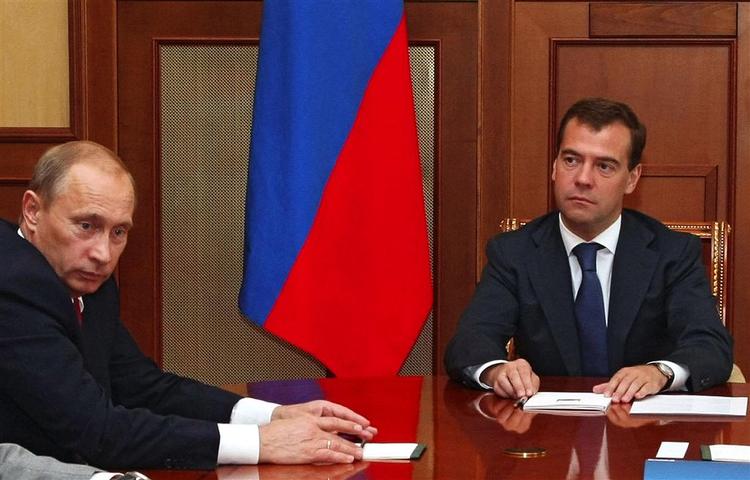 Den russiske præsident Dmitri Medvedev (t.h.)skal bremses nu, hvis Vesten vil have indflydelse med Ruslands udenrigspolitik i de kommende år, mener dansk ekspert. 