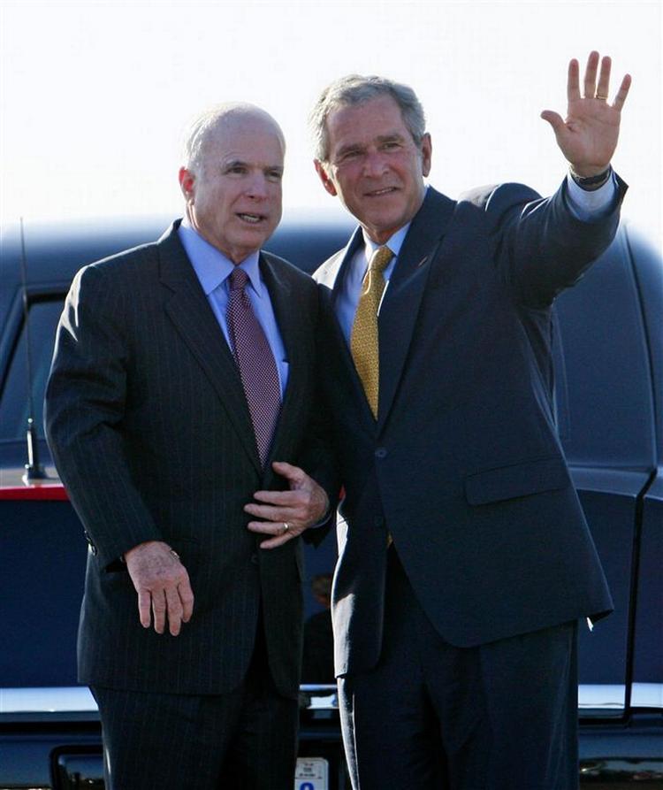 George W. Bush mødtes i dag med John McCain, som republikanerne håber bliver USAs næste præsident. 