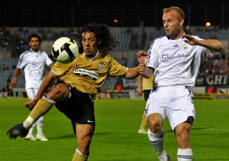 Christian Poulsen styrede Juventus' midtbane sammen med Camoranesi (tv.). Til højre ses Peter Burak fra slovakiske Artmedia. 