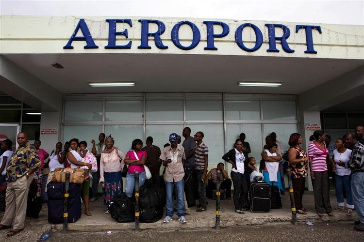 Flere flyafgange blev aflyst i lufthavnen i Port-au-Prince,da orkanen Gustav nærmede sig Haiti. 