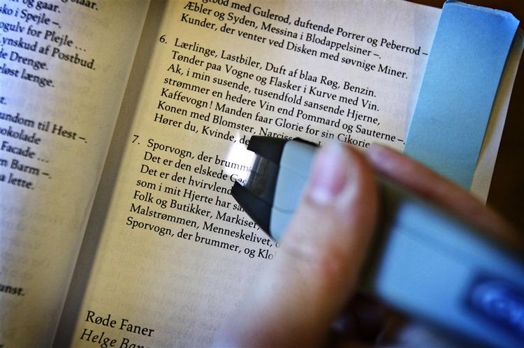 En såkaldt læsepind kan hjælpe læsesvage - den føres hen over teksterne og kan læse dem op for brugerne. 
