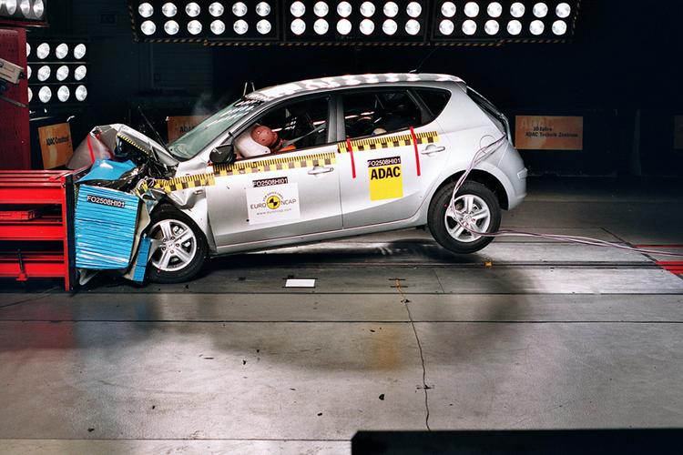 Hyundai i30 klarede crashtesten bedre i anden omgang og det nye parti får nu fem sikkerhedsstjerner. 