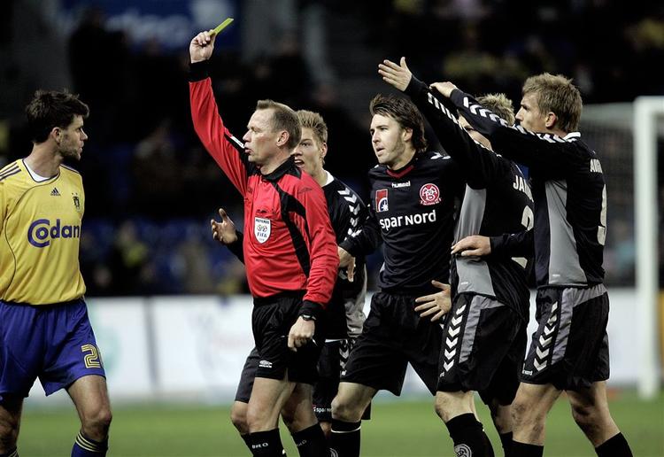 Claus Bo Larsen har tidligere været i vælten. Her i kampen mellem Brøndby og AaB i begyndelsen af året. På fredag bliver det meget mere intenst. 