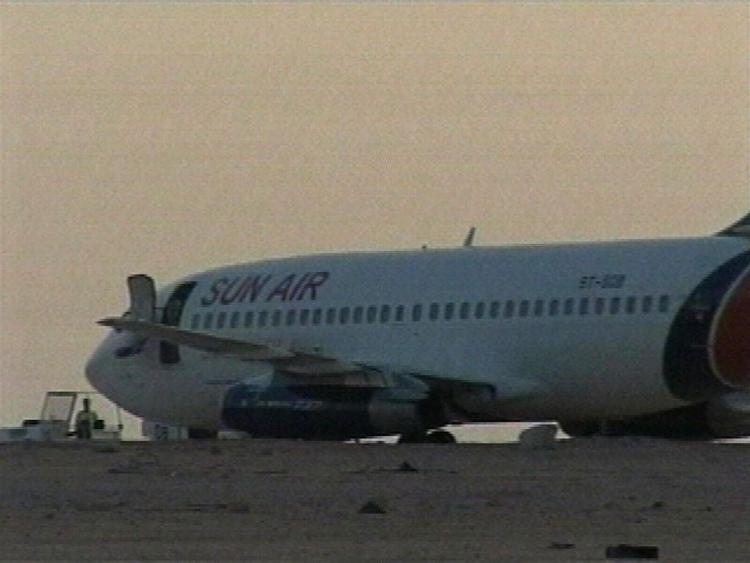 Det kaprede, sudanesiske Sun Air-fly ved den libyske oaseby. 