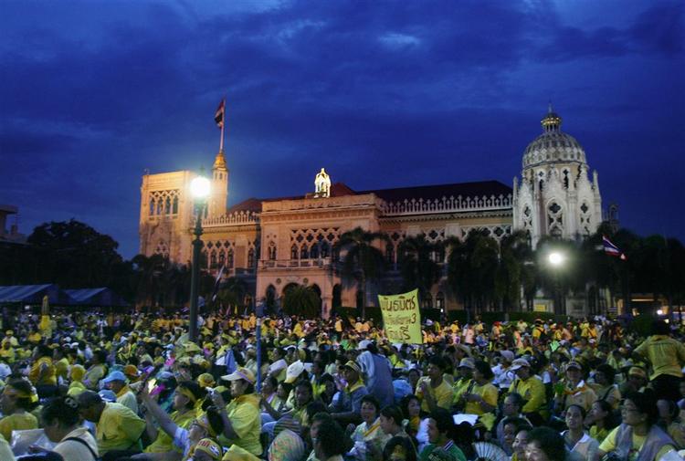 Tusinder af demonstranter er samlet uden for regerngsbygninger i Bangkok. En domstol har opløst demonstrationen. 