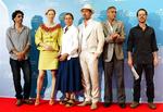 Familiefoto efter morgenens visning af den nye film fra Coen-brødrene. Fra venstre er det Joel Coen, Tilda Swinton, Frances McDormand, Brad Pitt og George Clooney. Yderst til højre Ethan Coen. 