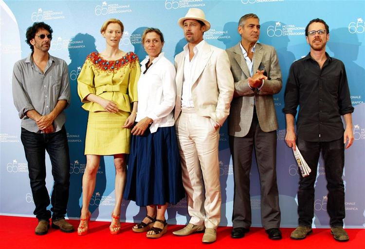 Familiefoto efter morgenens visning af den nye film fra Coen-brødrene. Fra venstre er det Joel Coen, Tilda Swinton, Frances McDormand, Brad Pitt og George Clooney. Yderst til højre Ethan Coen. 