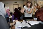 Underviser Sanne Berg giver goe rådt ilt Hamdi (th.) og de andre på forberedelsesuddannelsen på beskæftigelsescentret på Hejrevej i København. 
