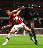 Nicklas Bendtner i nærkmap med Twentes Douglas Franco. 