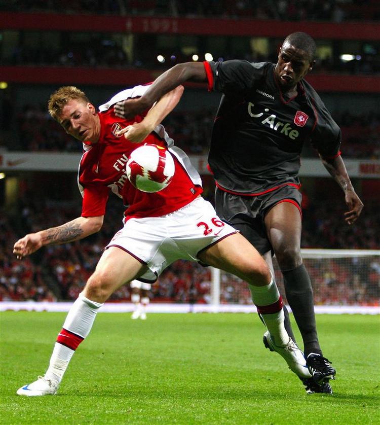 Nicklas Bendtner i nærkmap med Twentes Douglas Franco. 