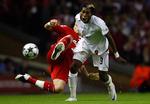 Dieumerci Mbokani (i hvidt) og de øvrige Standard-spillere tvang LIverpool i knæ. 