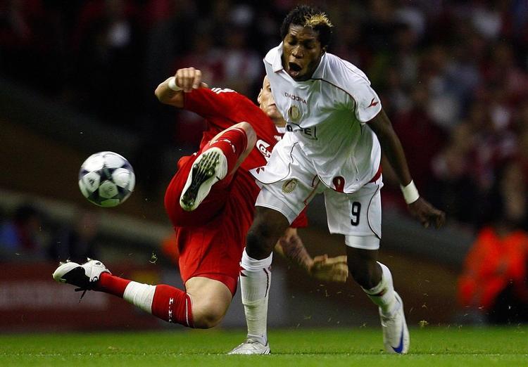 Dieumerci Mbokani (i hvidt) og de øvrige Standard-spillere tvang LIverpool i knæ. 