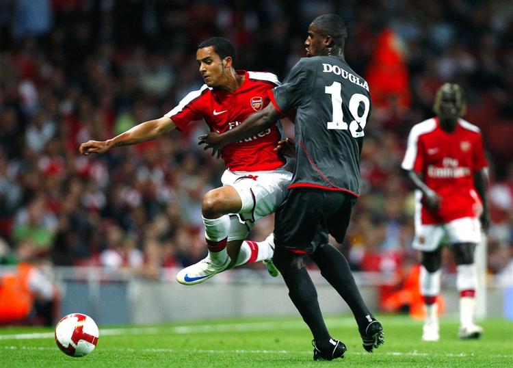 Theo Walcott spillede en god kamp for Arsenal og scorede i opgøret mod Twente. 