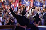 Det var ikke varslet på forhånd, at Barack Obama overhovedet ville være til stede på konventet i går. Her modtager han folkets hyldest sammen med vicepræsidentkandidaten Joe Biden og dennes hustru Jill. 