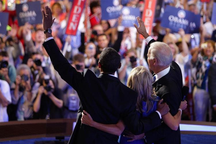 Det var ikke varslet på forhånd, at Barack Obama overhovedet ville være til stede på konventet i går. Her modtager han folkets hyldest sammen med vicepræsidentkandidaten Joe Biden og dennes hustru Jill. 