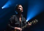 The Verve, som selv har taget sig af produktion på album nummer fire, har afholdt sig fra at læsse for meget på melodierne, der får lov at glide fint og blidt hen over skyerne på coveret, der siger ganske meget om retningen. 