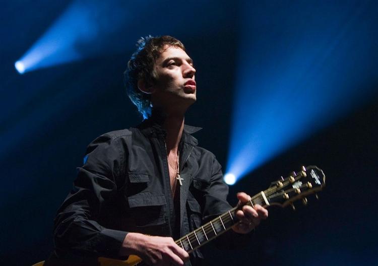 The Verve, som selv har taget sig af produktion på album nummer fire, har afholdt sig fra at læsse for meget på melodierne, der får lov at glide fint og blidt hen over skyerne på coveret, der siger ganske meget om retningen. 