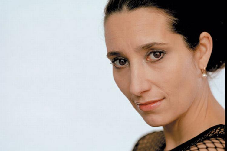 Værings syvende album er samtidig hendes første på dansk. Med diskrete hilsner til Rickie Lee Jones og Anne Linnet kaster Væring sig over en række egne sange, der udmærker sig ved at synge frit fra leveren. 