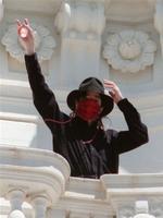 Jackson med maske i Cannes i 1997. 